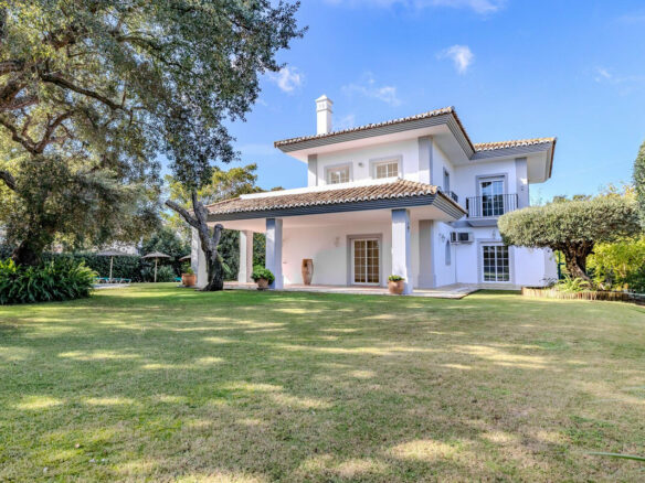 FOR SALE 🏡 Frontline Golf Four-Bedroom Villa with Pool on a Large Plot – San Roque Club, San Roque 🇪🇸