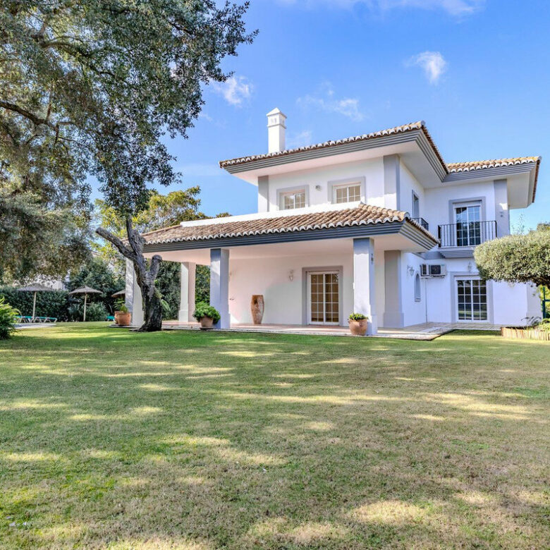 FOR SALE 🏡 Frontline Golf Four-Bedroom Villa with Pool on a Large Plot – San Roque Club, San Roque 🇪🇸