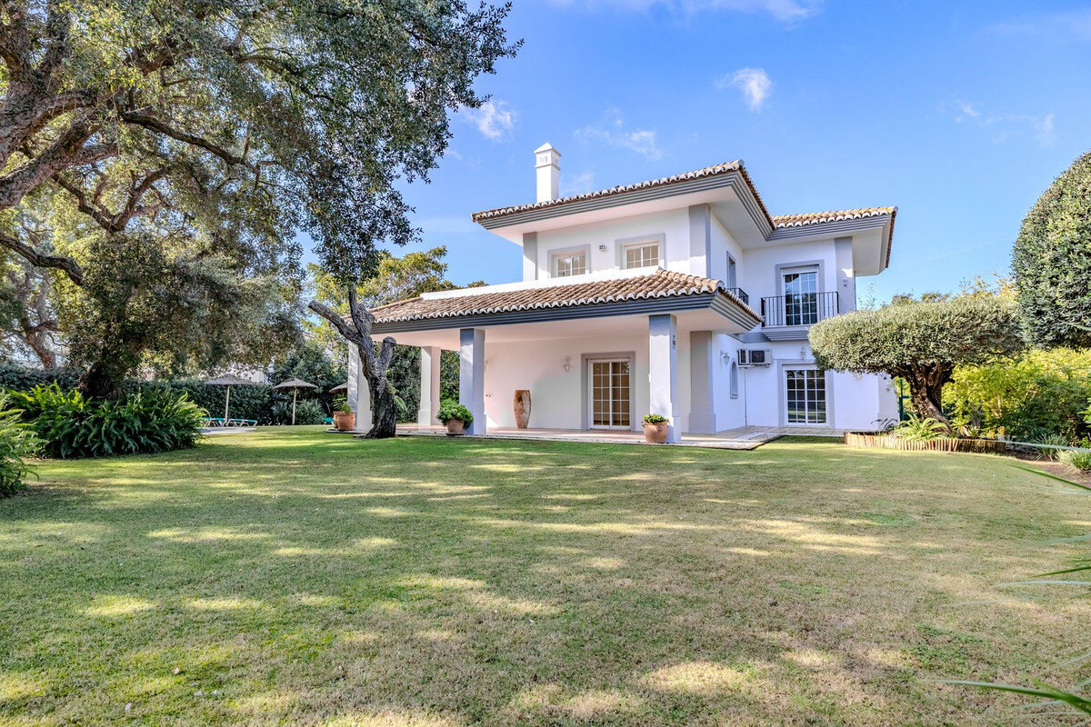 FOR SALE 🏡 Frontline Golf Four-Bedroom Villa with Pool on a Large Plot – San Roque Club, San Roque 🇪🇸