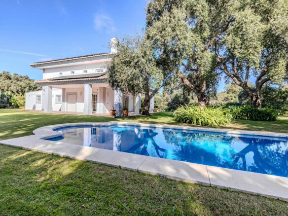 FOR SALE 🏡 Frontline Golf Four-Bedroom Villa with Pool on a Large Plot – San Roque Club, San Roque 🇪🇸