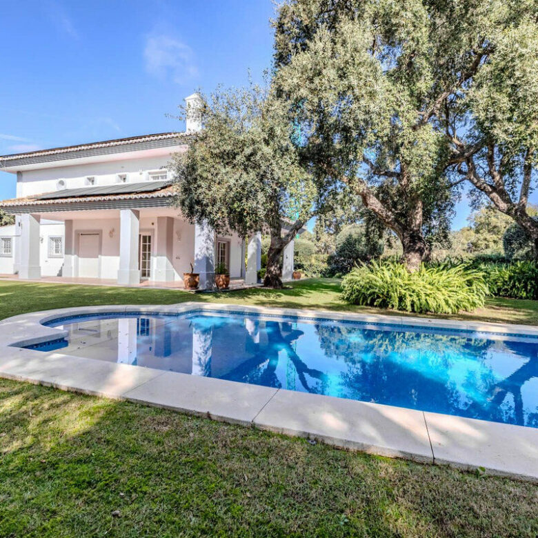 FOR SALE 🏡 Frontline Golf Four-Bedroom Villa with Pool on a Large Plot – San Roque Club, San Roque 🇪🇸