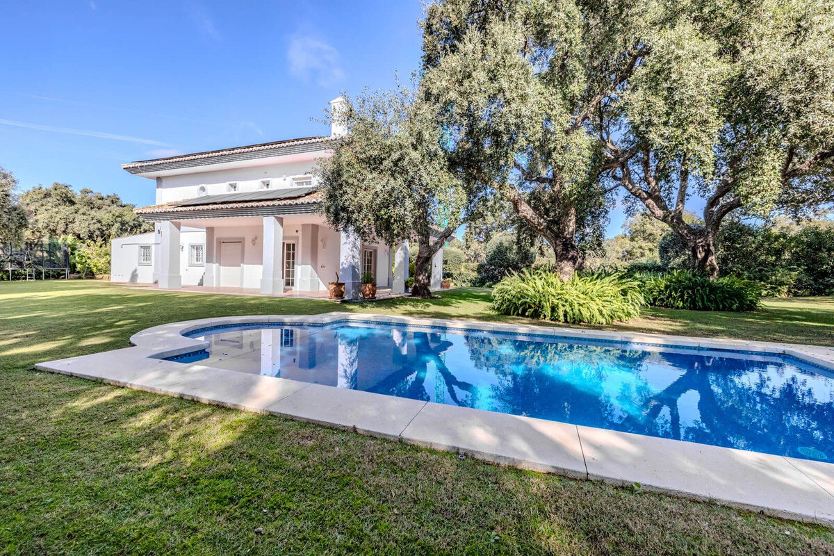 FOR SALE 🏡 Frontline Golf Four-Bedroom Villa with Pool on a Large Plot – San Roque Club, San Roque 🇪🇸