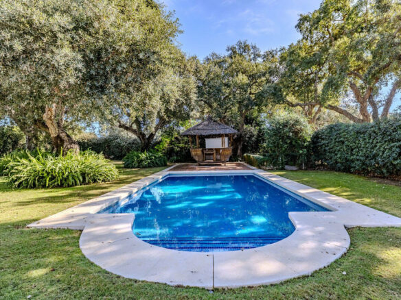FOR SALE 🏡 Frontline Golf Four-Bedroom Villa with Pool on a Large Plot – San Roque Club, San Roque 🇪🇸