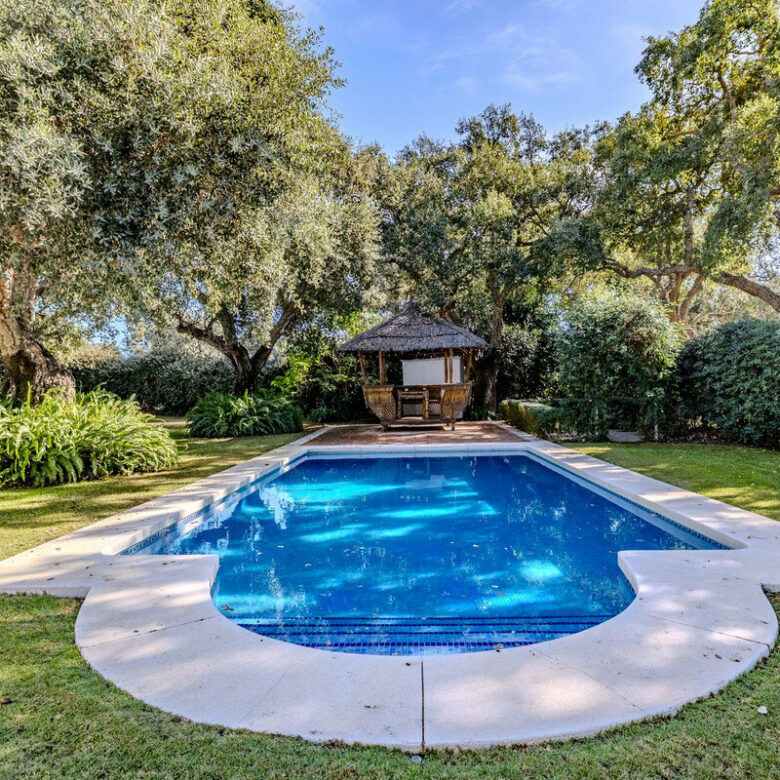 FOR SALE 🏡 Frontline Golf Four-Bedroom Villa with Pool on a Large Plot – San Roque Club, San Roque 🇪🇸