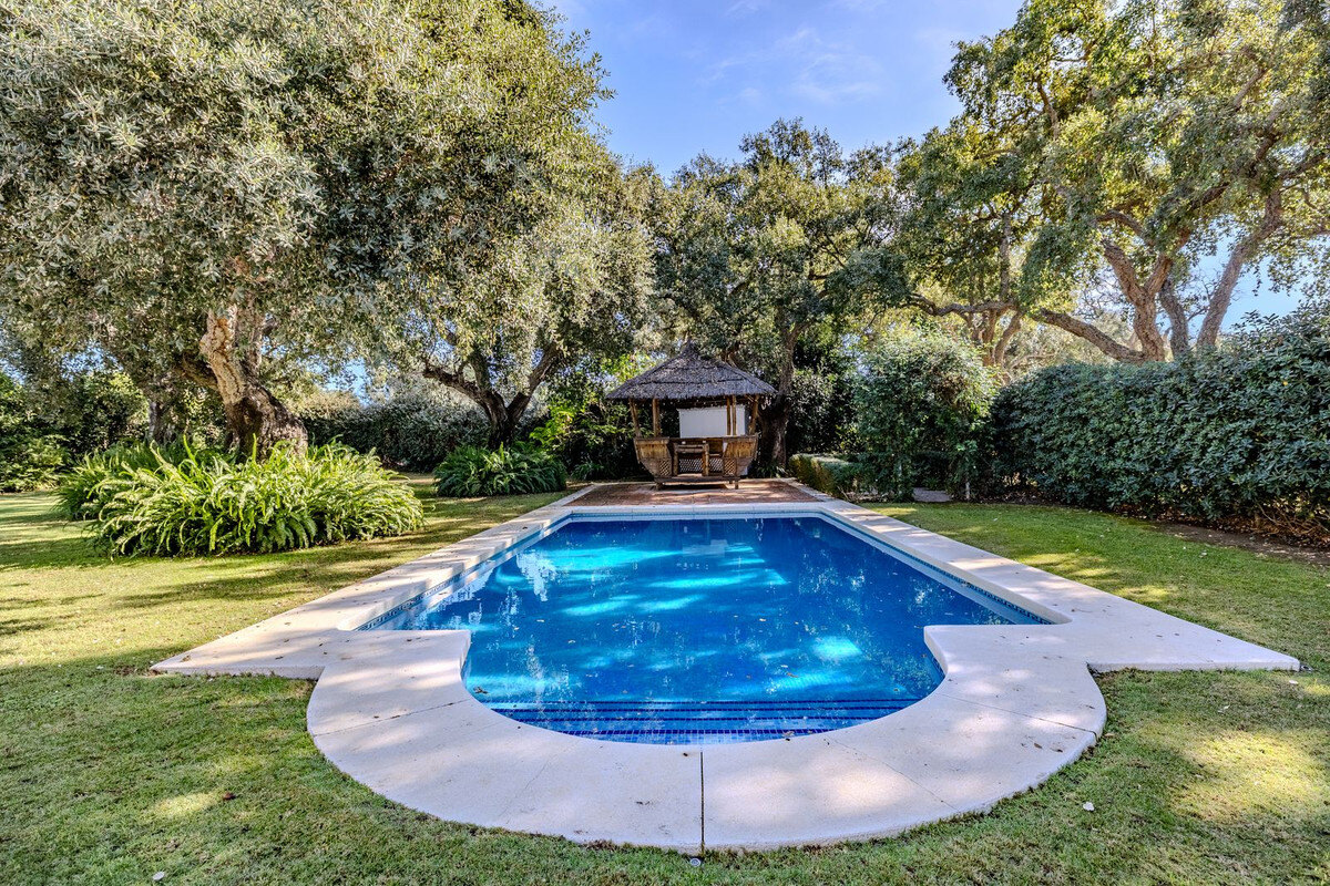 FOR SALE 🏡 Frontline Golf Four-Bedroom Villa with Pool on a Large Plot – San Roque Club, San Roque 🇪🇸