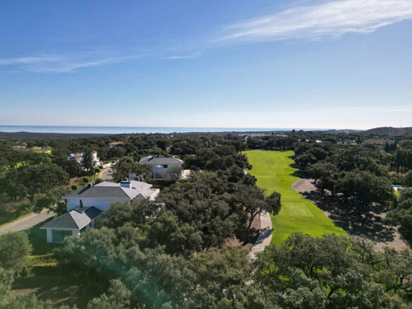 FOR SALE 🏡 Frontline Golf Four-Bedroom Villa with Pool on a Large Plot – San Roque Club, San Roque 🇪🇸
