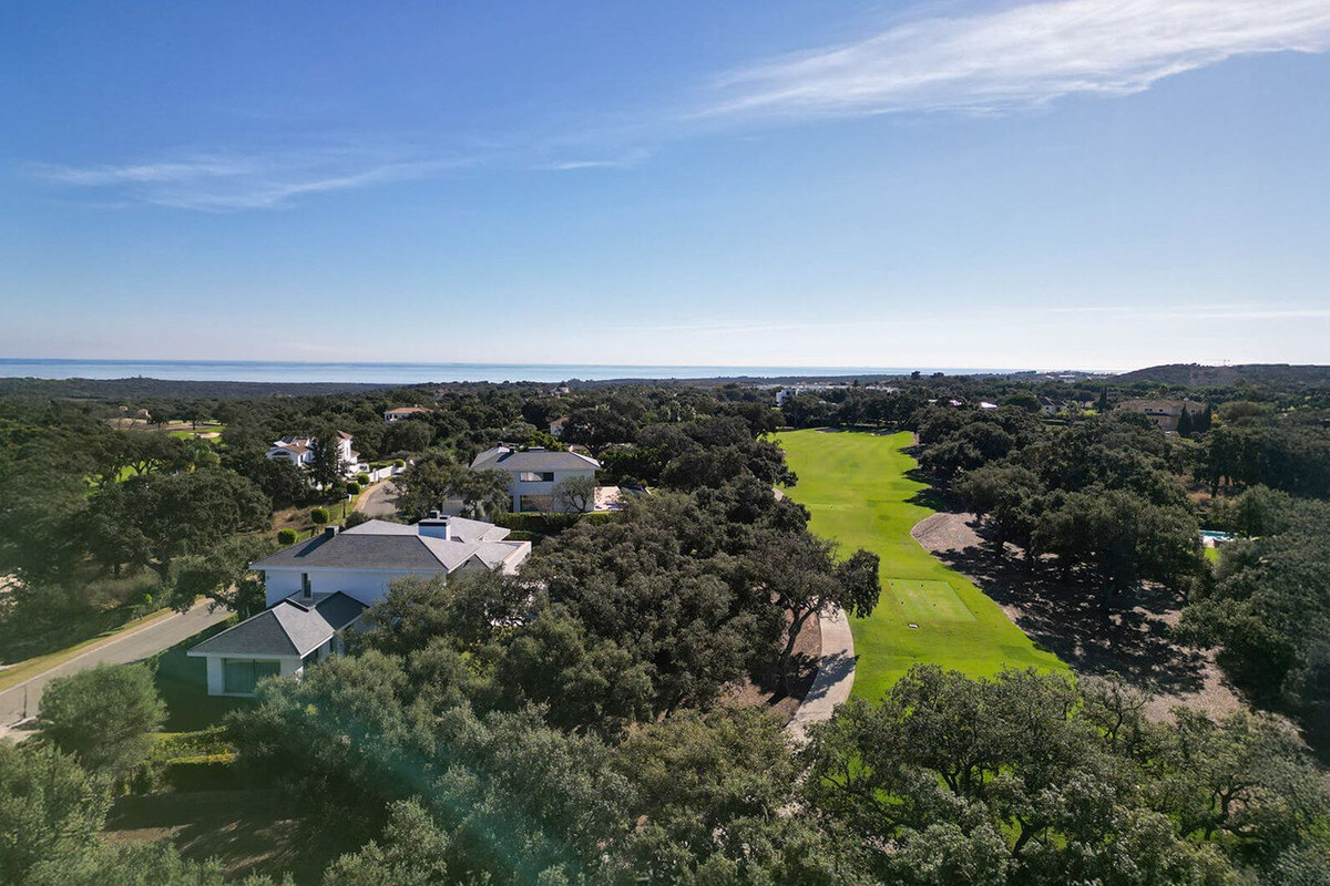 FOR SALE 🏡 Frontline Golf Four-Bedroom Villa with Pool on a Large Plot – San Roque Club, San Roque 🇪🇸
