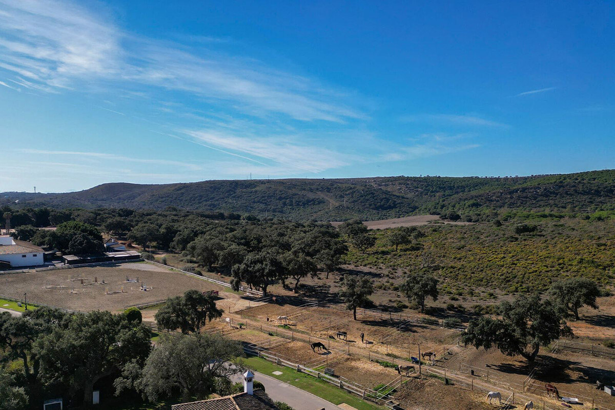 FOR SALE 🏡 Frontline Golf Four-Bedroom Villa with Pool on a Large Plot – San Roque Club, San Roque 🇪🇸