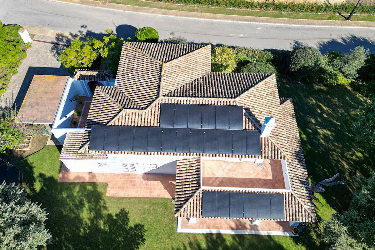 FOR SALE 🏡 Frontline Golf Four-Bedroom Villa with Pool on a Large Plot – San Roque Club, San Roque 🇪🇸