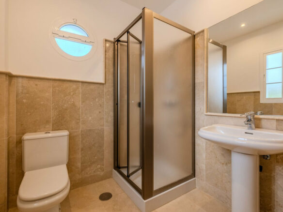 FOR SALE 🏡 Frontline Golf Four-Bedroom Villa with Pool on a Large Plot – San Roque Club, San Roque 🇪🇸