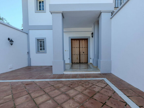 FOR SALE 🏡 Frontline Golf Four-Bedroom Villa with Pool on a Large Plot – San Roque Club, San Roque 🇪🇸