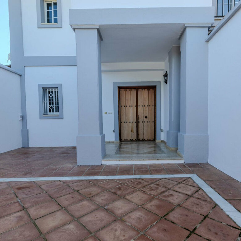 FOR SALE 🏡 Frontline Golf Four-Bedroom Villa with Pool on a Large Plot – San Roque Club, San Roque 🇪🇸