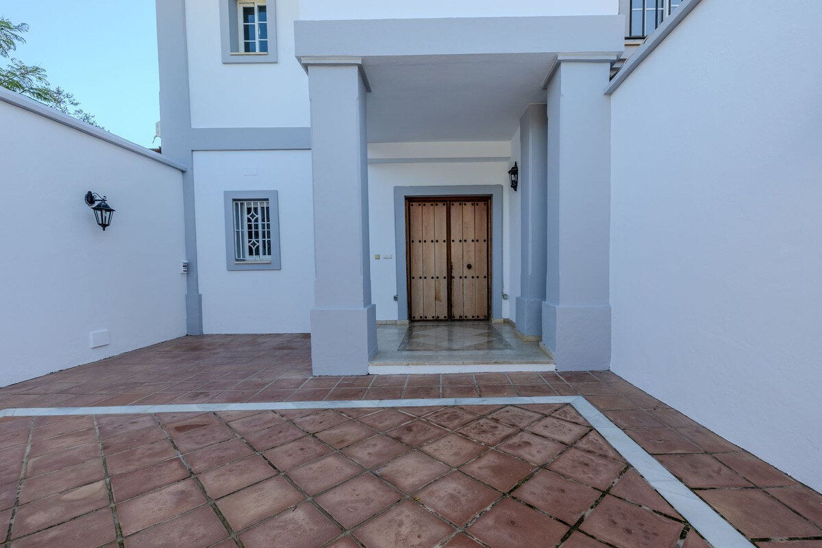 FOR SALE 🏡 Frontline Golf Four-Bedroom Villa with Pool on a Large Plot – San Roque Club, San Roque 🇪🇸