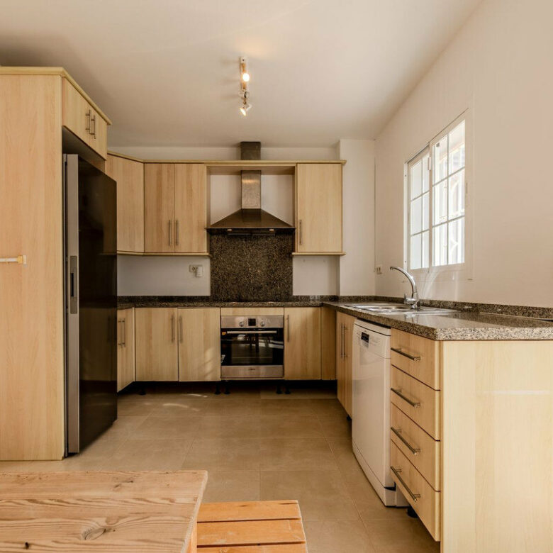 FOR SALE 🏡 Frontline Golf Four-Bedroom Villa with Pool on a Large Plot – San Roque Club, San Roque 🇪🇸