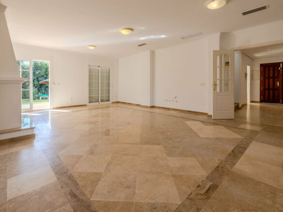 FOR SALE 🏡 Frontline Golf Four-Bedroom Villa with Pool on a Large Plot – San Roque Club, San Roque 🇪🇸