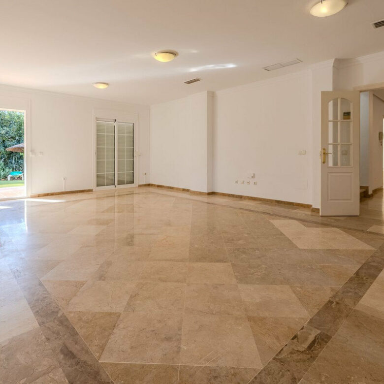 FOR SALE 🏡 Frontline Golf Four-Bedroom Villa with Pool on a Large Plot – San Roque Club, San Roque 🇪🇸