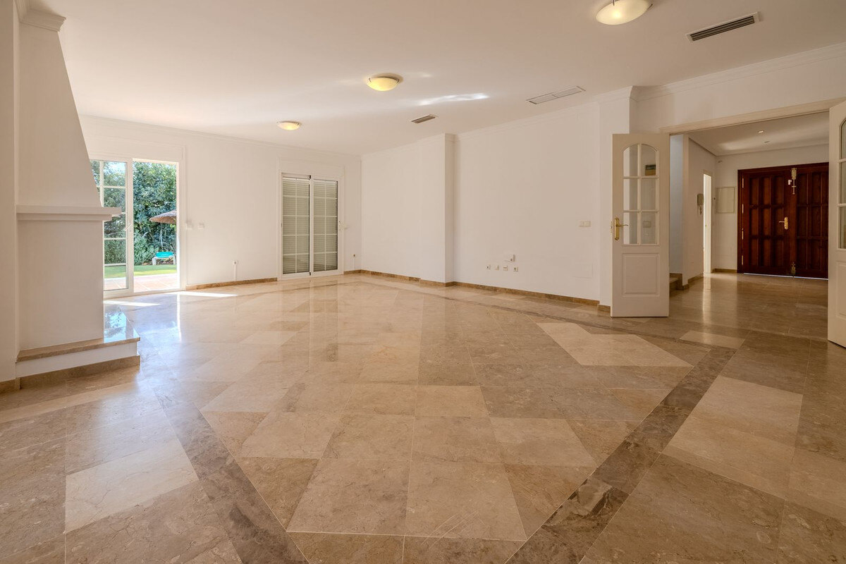 FOR SALE 🏡 Frontline Golf Four-Bedroom Villa with Pool on a Large Plot – San Roque Club, San Roque 🇪🇸