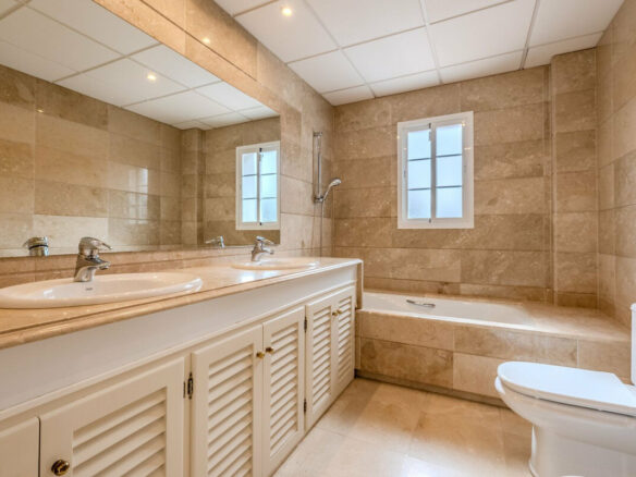 FOR SALE 🏡 Frontline Golf Four-Bedroom Villa with Pool on a Large Plot – San Roque Club, San Roque 🇪🇸