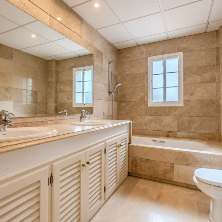 FOR SALE 🏡 Frontline Golf Four-Bedroom Villa with Pool on a Large Plot – San Roque Club, San Roque 🇪🇸