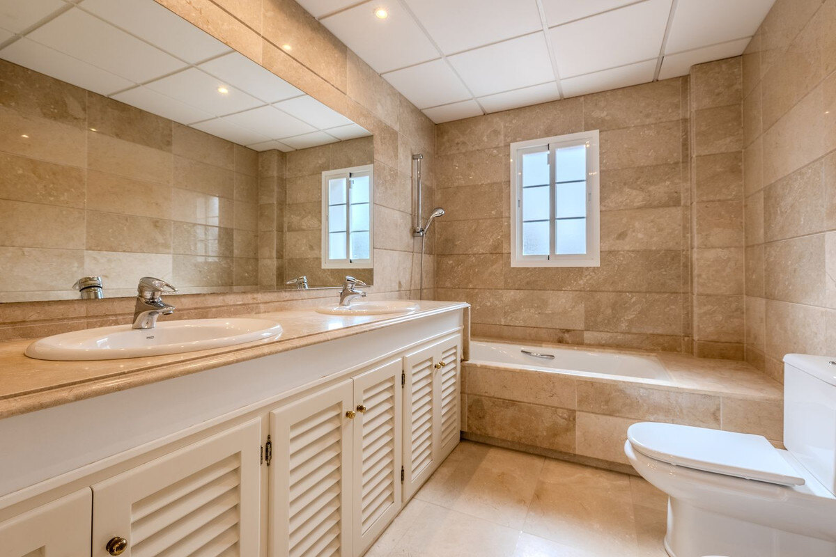 FOR SALE 🏡 Frontline Golf Four-Bedroom Villa with Pool on a Large Plot – San Roque Club, San Roque 🇪🇸