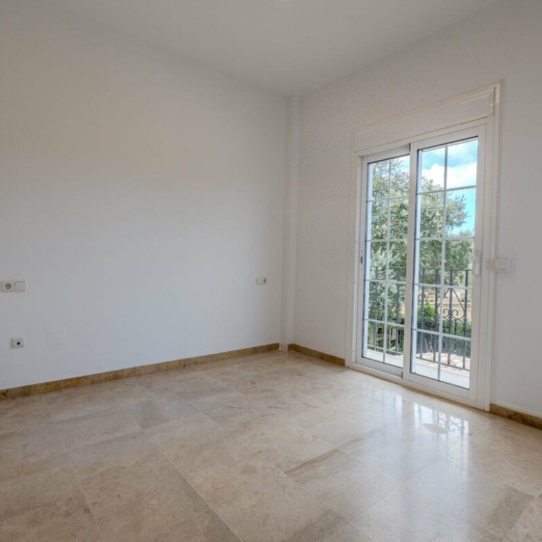 FOR SALE 🏡 Frontline Golf Four-Bedroom Villa with Pool on a Large Plot – San Roque Club, San Roque 🇪🇸