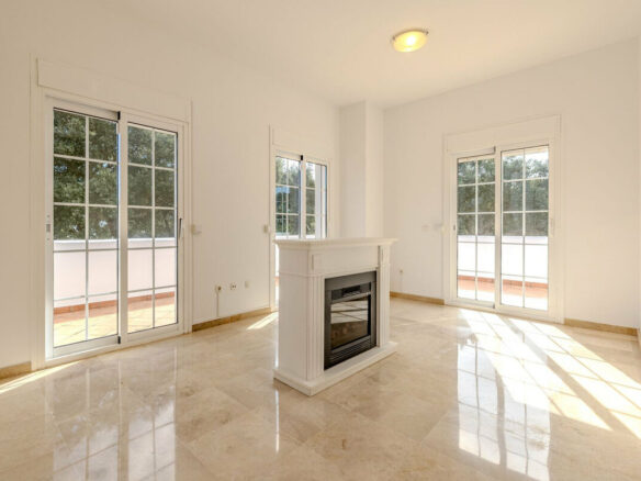 FOR SALE 🏡 Frontline Golf Four-Bedroom Villa with Pool on a Large Plot – San Roque Club, San Roque 🇪🇸