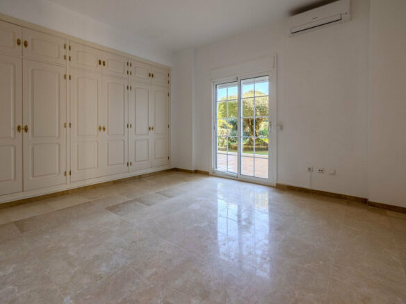FOR SALE 🏡 Frontline Golf Four-Bedroom Villa with Pool on a Large Plot – San Roque Club, San Roque 🇪🇸