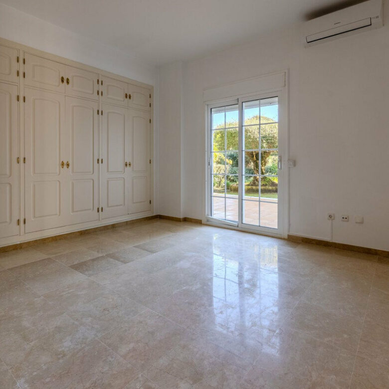 FOR SALE 🏡 Frontline Golf Four-Bedroom Villa with Pool on a Large Plot – San Roque Club, San Roque 🇪🇸
