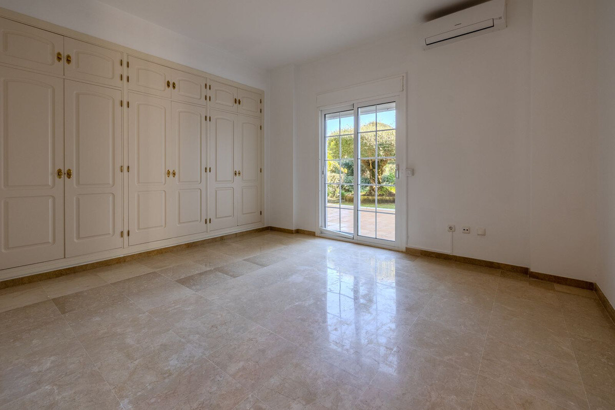 FOR SALE 🏡 Frontline Golf Four-Bedroom Villa with Pool on a Large Plot – San Roque Club, San Roque 🇪🇸
