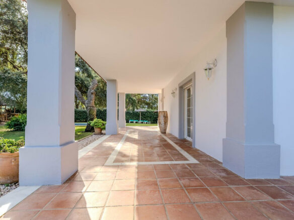 FOR SALE 🏡 Frontline Golf Four-Bedroom Villa with Pool on a Large Plot – San Roque Club, San Roque 🇪🇸
