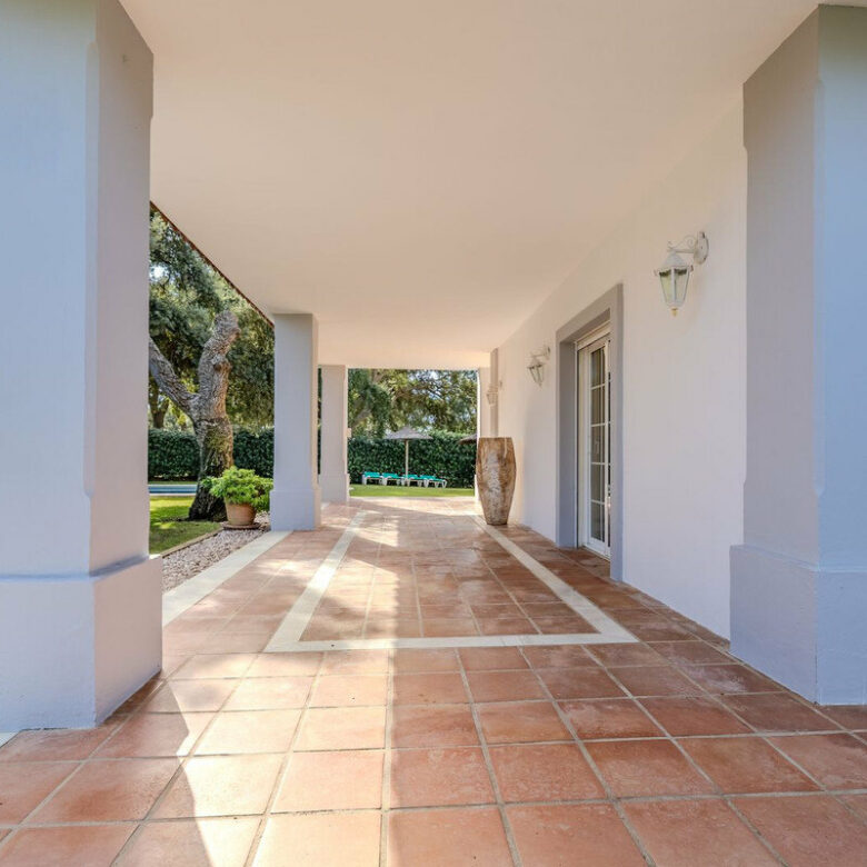 FOR SALE 🏡 Frontline Golf Four-Bedroom Villa with Pool on a Large Plot – San Roque Club, San Roque 🇪🇸
