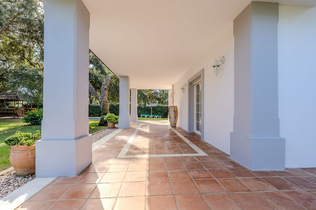 FOR SALE 🏡 Frontline Golf Four-Bedroom Villa with Pool on a Large Plot – San Roque Club, San Roque 🇪🇸