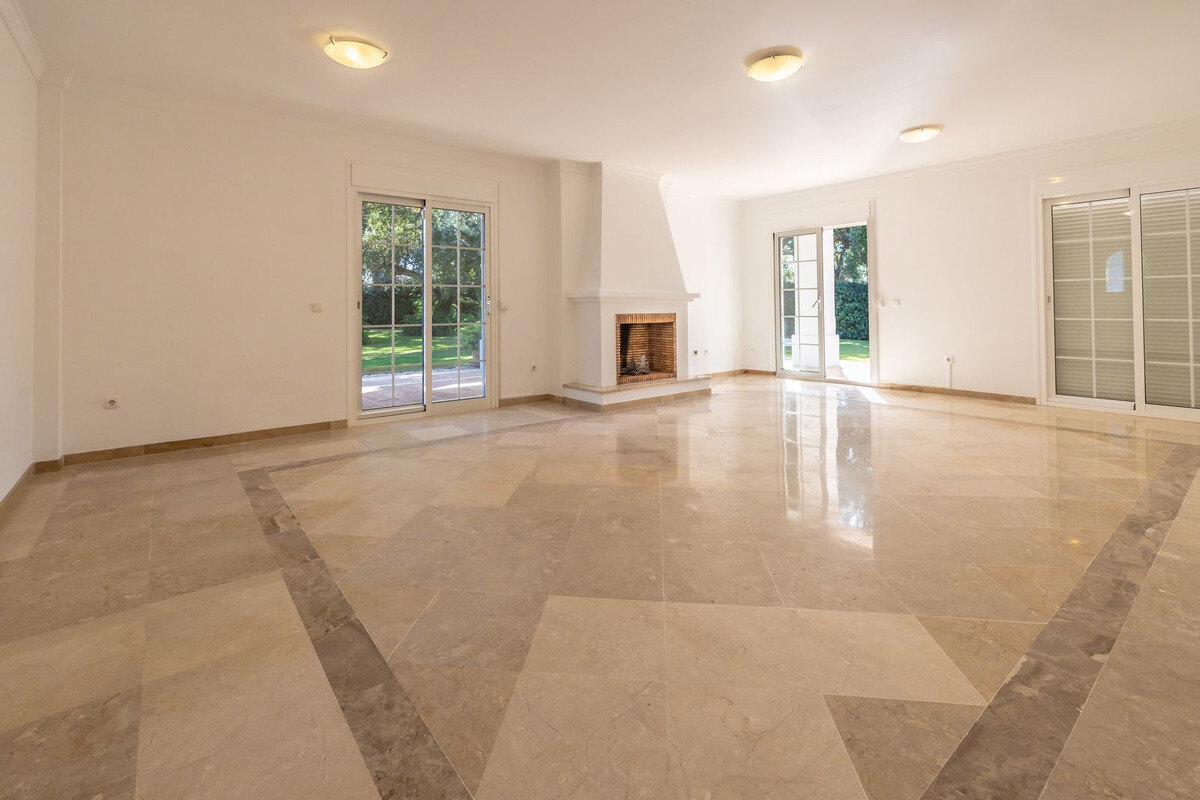 FOR SALE 🏡 Frontline Golf Four-Bedroom Villa with Pool on a Large Plot – San Roque Club, San Roque 🇪🇸