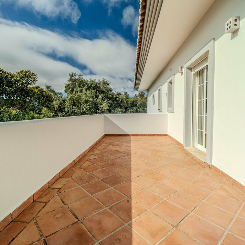 FOR SALE 🏡 Frontline Golf Four-Bedroom Villa with Pool on a Large Plot – San Roque Club, San Roque 🇪🇸