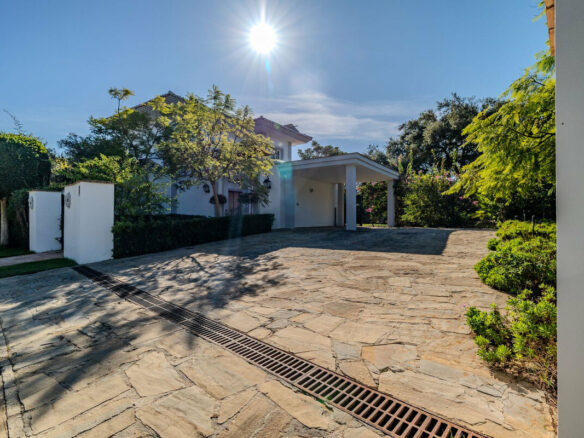FOR SALE 🏡 Frontline Golf Four-Bedroom Villa with Pool on a Large Plot – San Roque Club, San Roque 🇪🇸