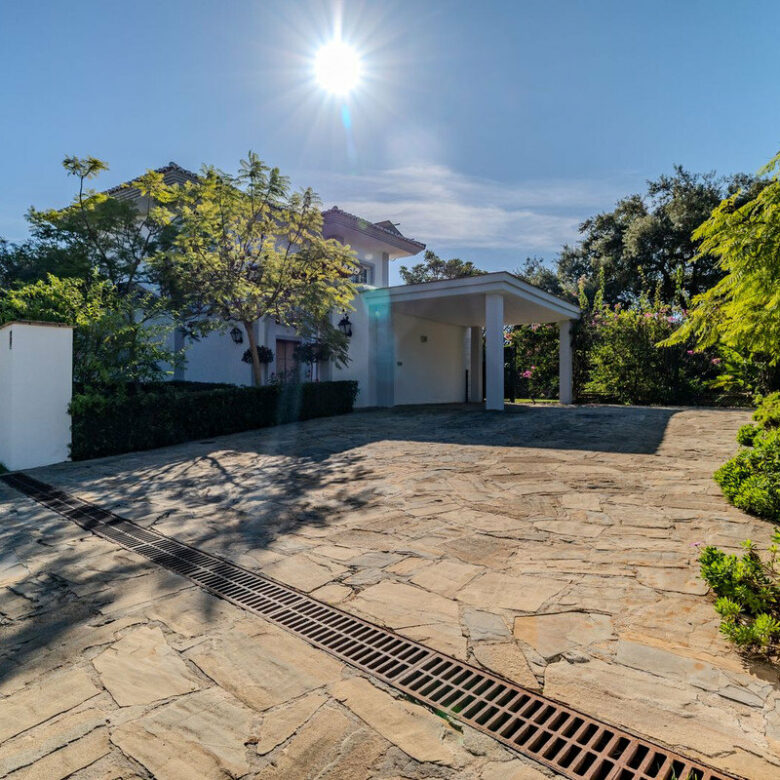 FOR SALE 🏡 Frontline Golf Four-Bedroom Villa with Pool on a Large Plot – San Roque Club, San Roque 🇪🇸