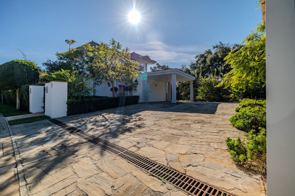 FOR SALE 🏡 Frontline Golf Four-Bedroom Villa with Pool on a Large Plot – San Roque Club, San Roque 🇪🇸