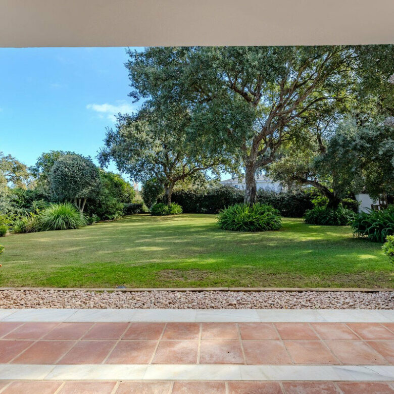 FOR SALE 🏡 Frontline Golf Four-Bedroom Villa with Pool on a Large Plot – San Roque Club, San Roque 🇪🇸
