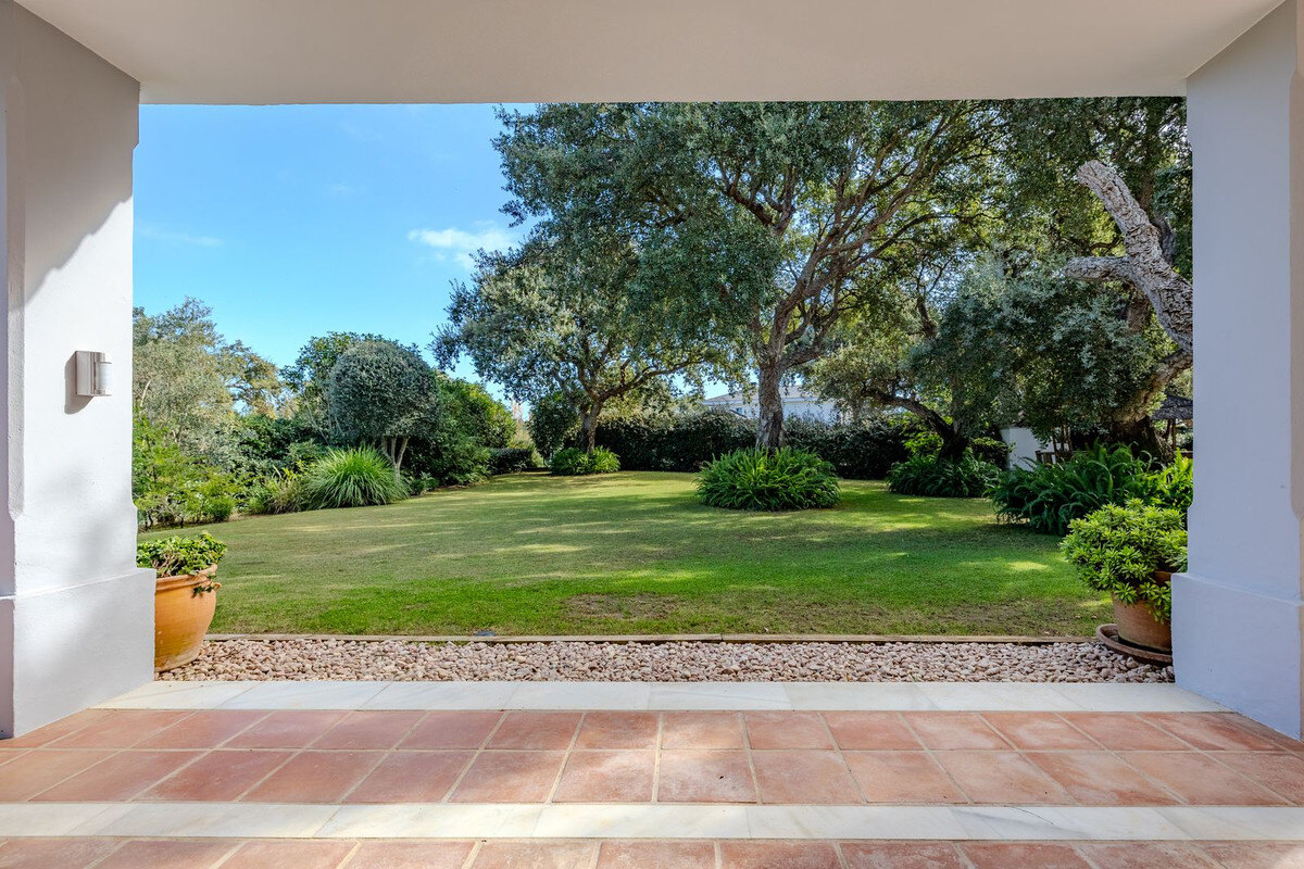 FOR SALE 🏡 Frontline Golf Four-Bedroom Villa with Pool on a Large Plot – San Roque Club, San Roque 🇪🇸