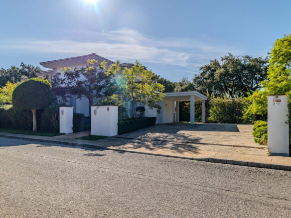 FOR SALE 🏡 Frontline Golf Four-Bedroom Villa with Pool on a Large Plot – San Roque Club, San Roque 🇪🇸