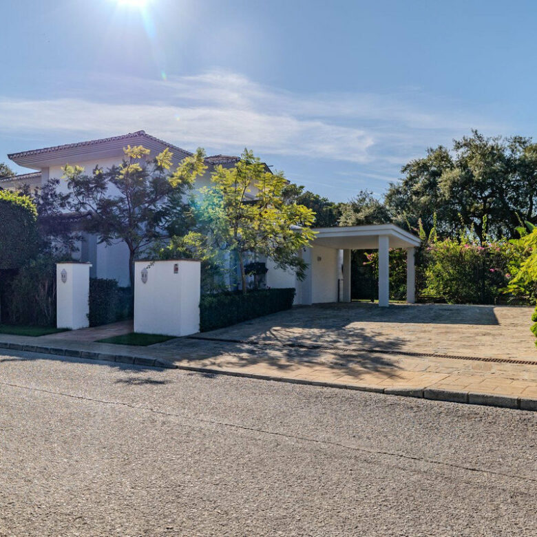 FOR SALE 🏡 Frontline Golf Four-Bedroom Villa with Pool on a Large Plot – San Roque Club, San Roque 🇪🇸