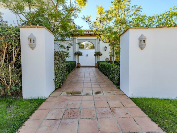 FOR SALE 🏡 Frontline Golf Four-Bedroom Villa with Pool on a Large Plot – San Roque Club, San Roque 🇪🇸