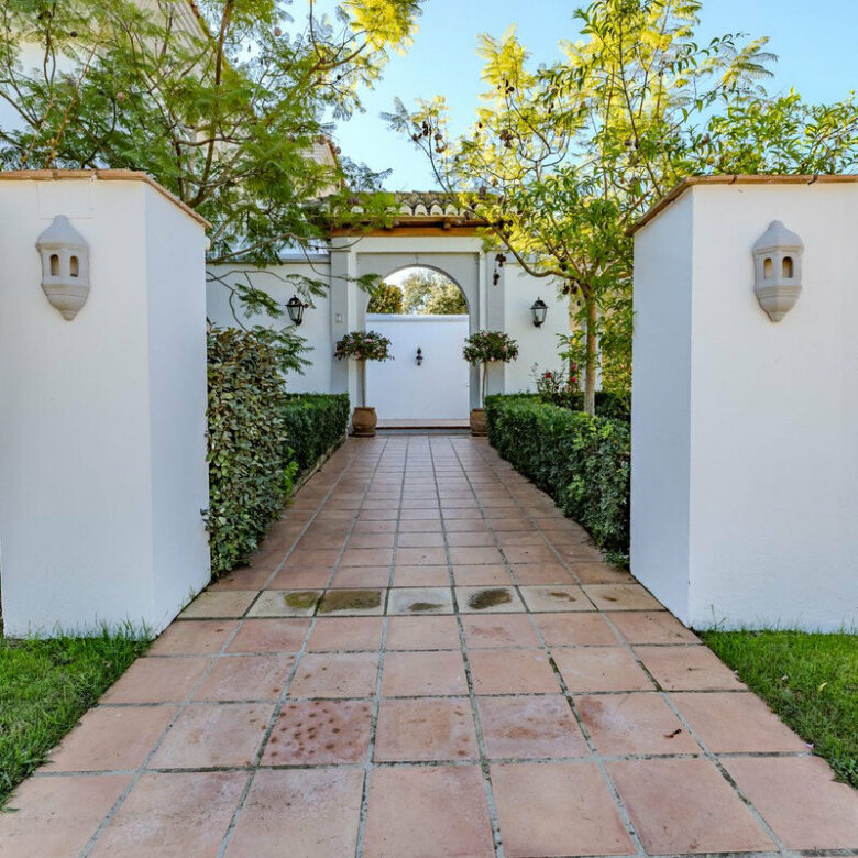 FOR SALE 🏡 Frontline Golf Four-Bedroom Villa with Pool on a Large Plot – San Roque Club, San Roque 🇪🇸