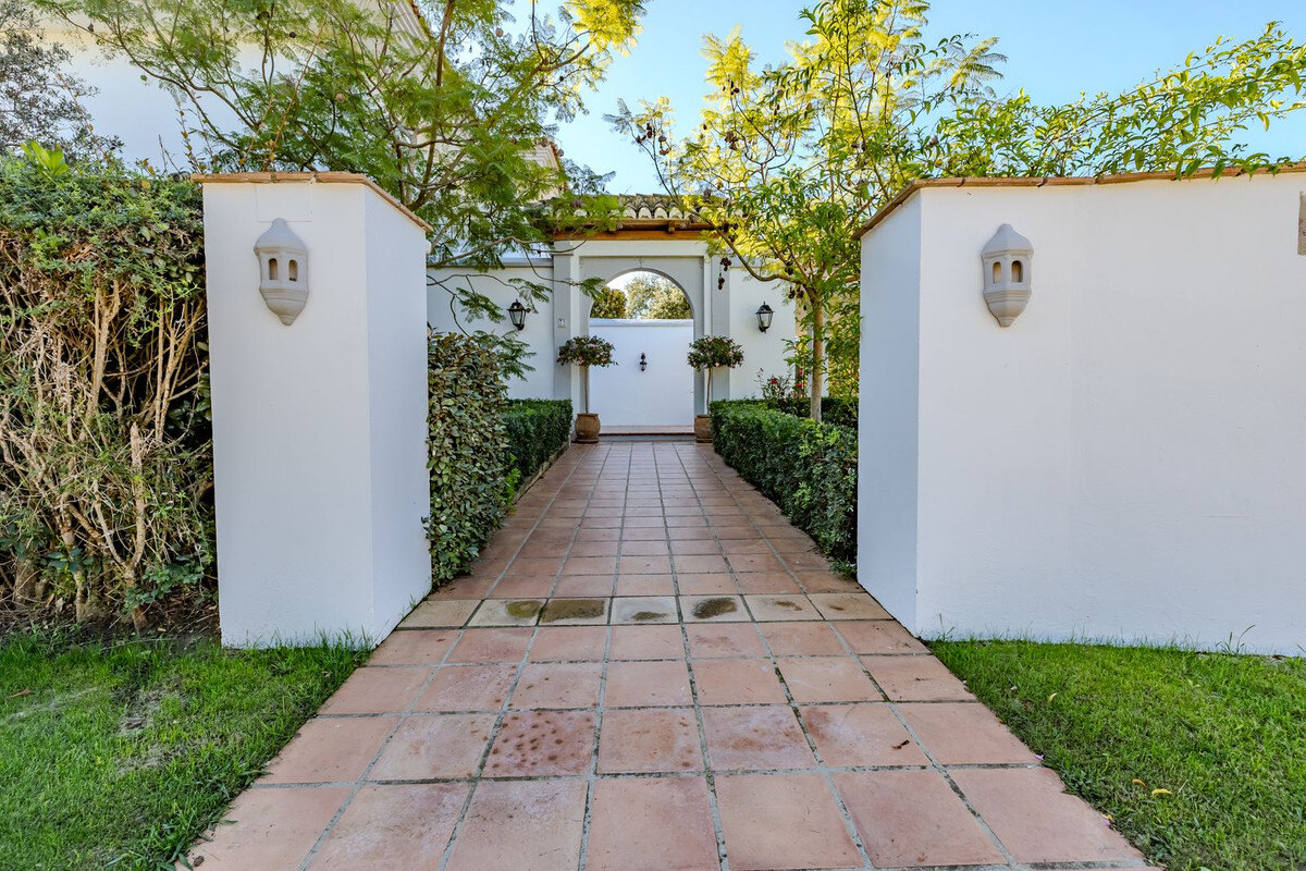 FOR SALE 🏡 Frontline Golf Four-Bedroom Villa with Pool on a Large Plot – San Roque Club, San Roque 🇪🇸