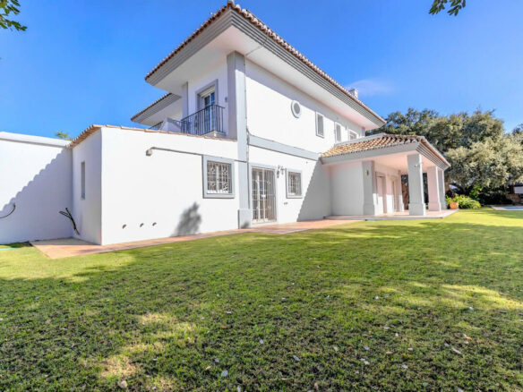 FOR SALE 🏡 Frontline Golf Four-Bedroom Villa with Pool on a Large Plot – San Roque Club, San Roque 🇪🇸