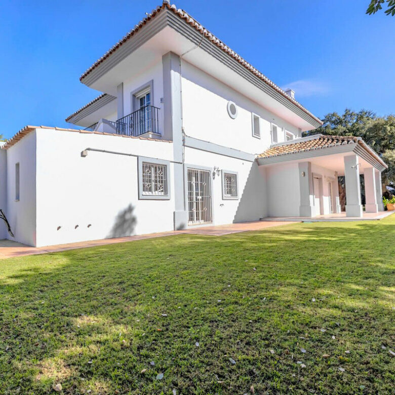 FOR SALE 🏡 Frontline Golf Four-Bedroom Villa with Pool on a Large Plot – San Roque Club, San Roque 🇪🇸