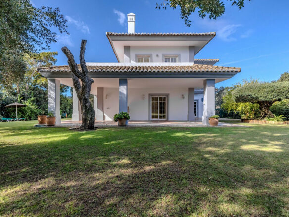 FOR SALE 🏡 Frontline Golf Four-Bedroom Villa with Pool on a Large Plot – San Roque Club, San Roque 🇪🇸