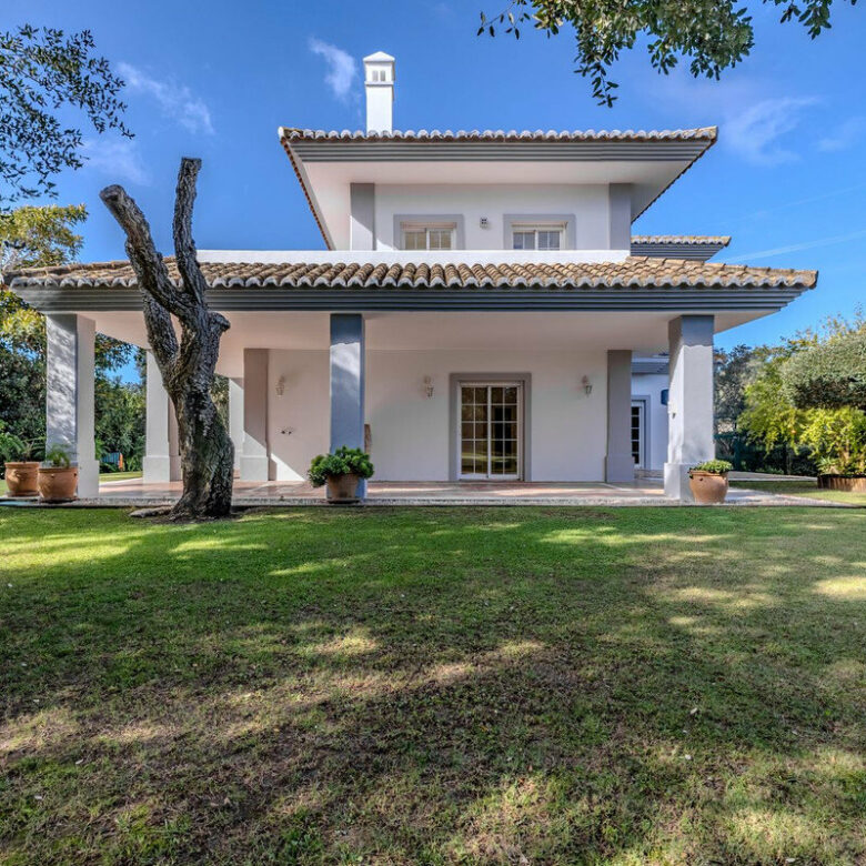 FOR SALE 🏡 Frontline Golf Four-Bedroom Villa with Pool on a Large Plot – San Roque Club, San Roque 🇪🇸