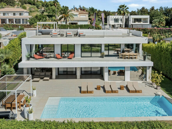 FOR SALE 🏡 New Frontline Golf Villa with Infinity Pool, Cinema and Rooftop Jacuzzi – Golf Valley, Nueva Andalucía, Marbella 🇪🇸