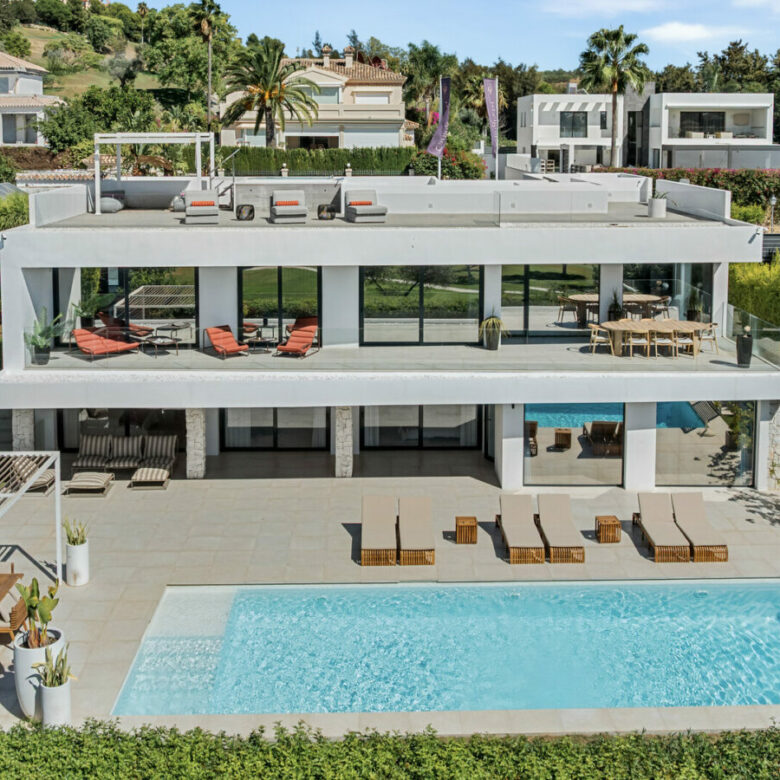 FOR SALE 🏡 New Frontline Golf Villa with Infinity Pool, Cinema and Rooftop Jacuzzi – Golf Valley, Nueva Andalucía, Marbella 🇪🇸